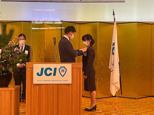 新入会員バッジ授与 田中君