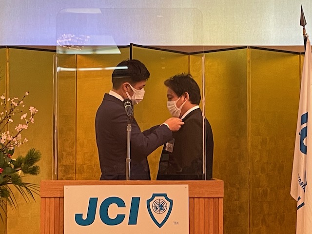 新入会員バッジ授与 折戸君